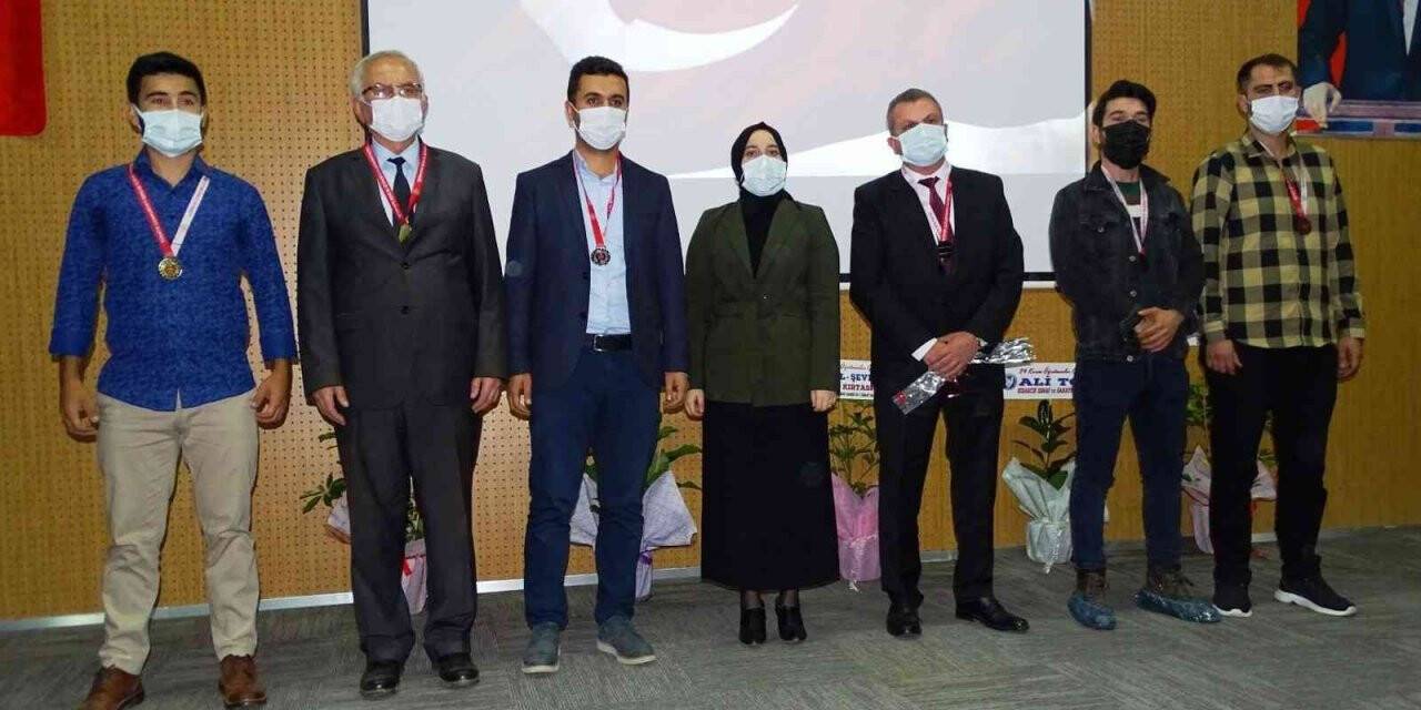 Hisarcık’ta öğretmen ve öğrenciler ödüllendirildi