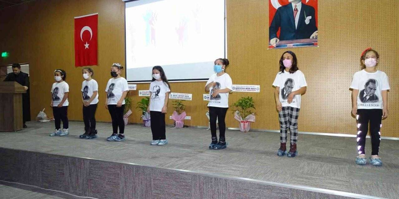 Öğrenciler “Anlat bana öğretmenim” şarkısını işaret diliyle seslendirdi