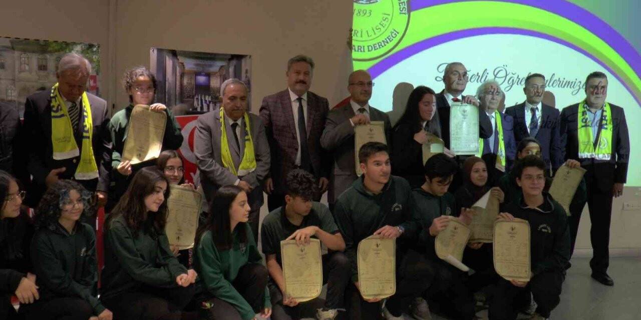 100 yıl sonra gelen mezuniyet töreninde diplomalar gözyaşları ile verildi