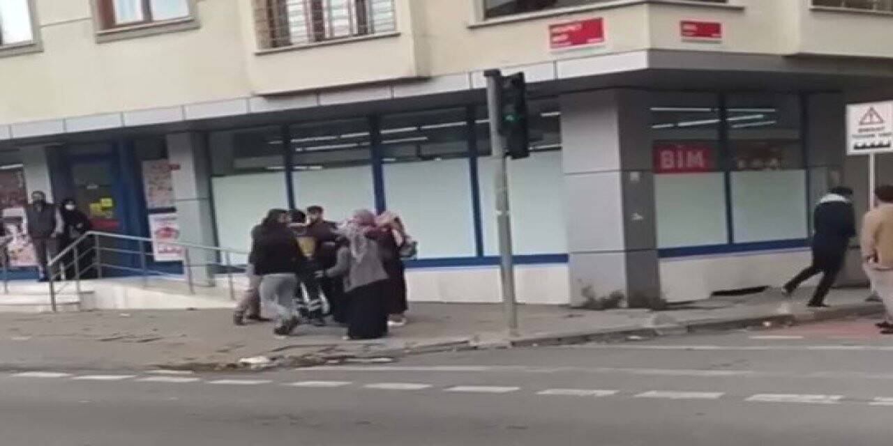 Bağcılar’da ‘halı silkeleme’ kavgası kanlı bitti: 3 yaralı