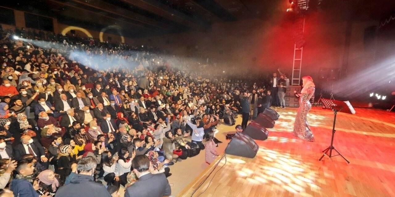 Öğretmenler kendileri için düzenlenen konserde doyasıya eğlendi