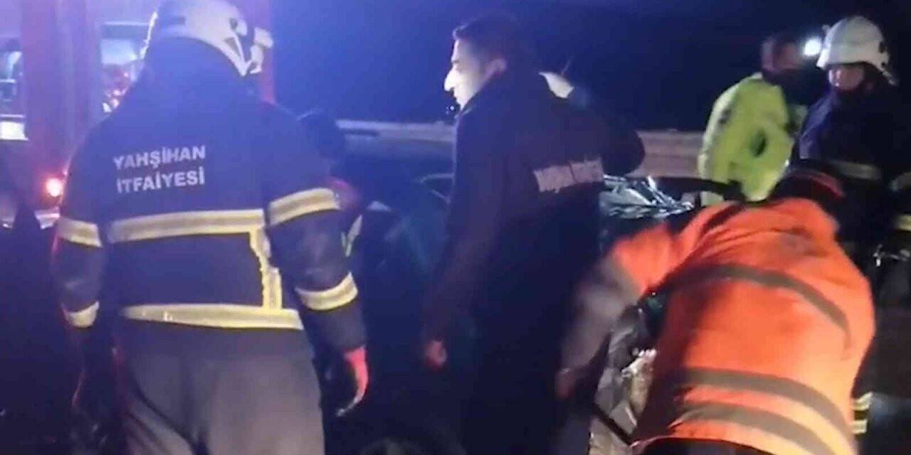 Metrelerce savruldu, seyir halindeki otomobile çarptı: 2 yaralı