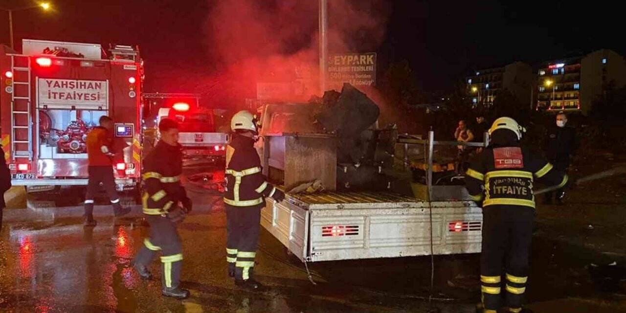 Pikapta yüklü mobilya malzemeleri tutuştu