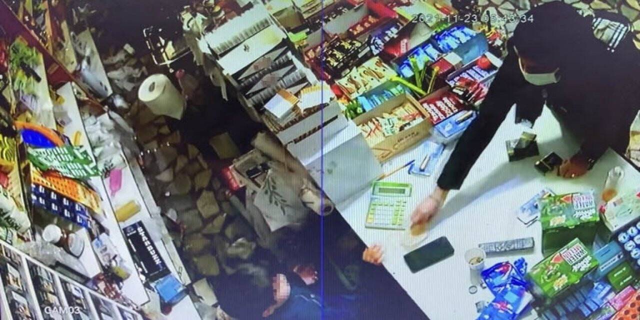Çok konuşarak, bakkalın kasasında duran küçük çocuğu dolandırdı