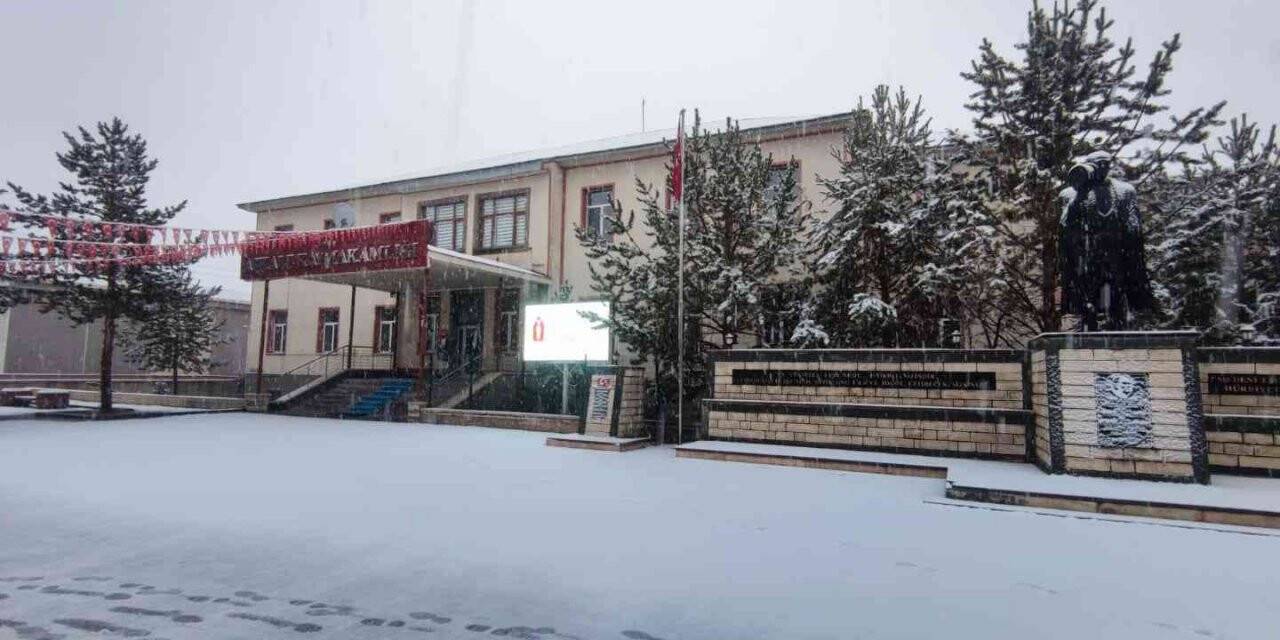 Aşkale güne kar yağışı ile başladı