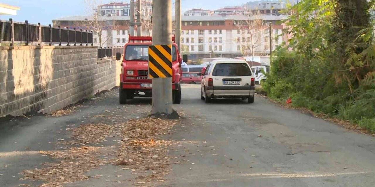 Rize’de yeni yol çalışmaları sonrasında yol ortasında kalan direkler dikkat çekmeye devam ediyor