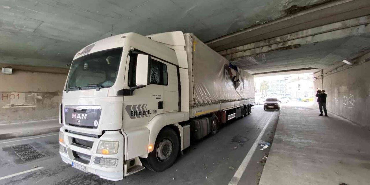 Kadıköy’de alt geçide takılan tır 3 saatte kurtarılabildi