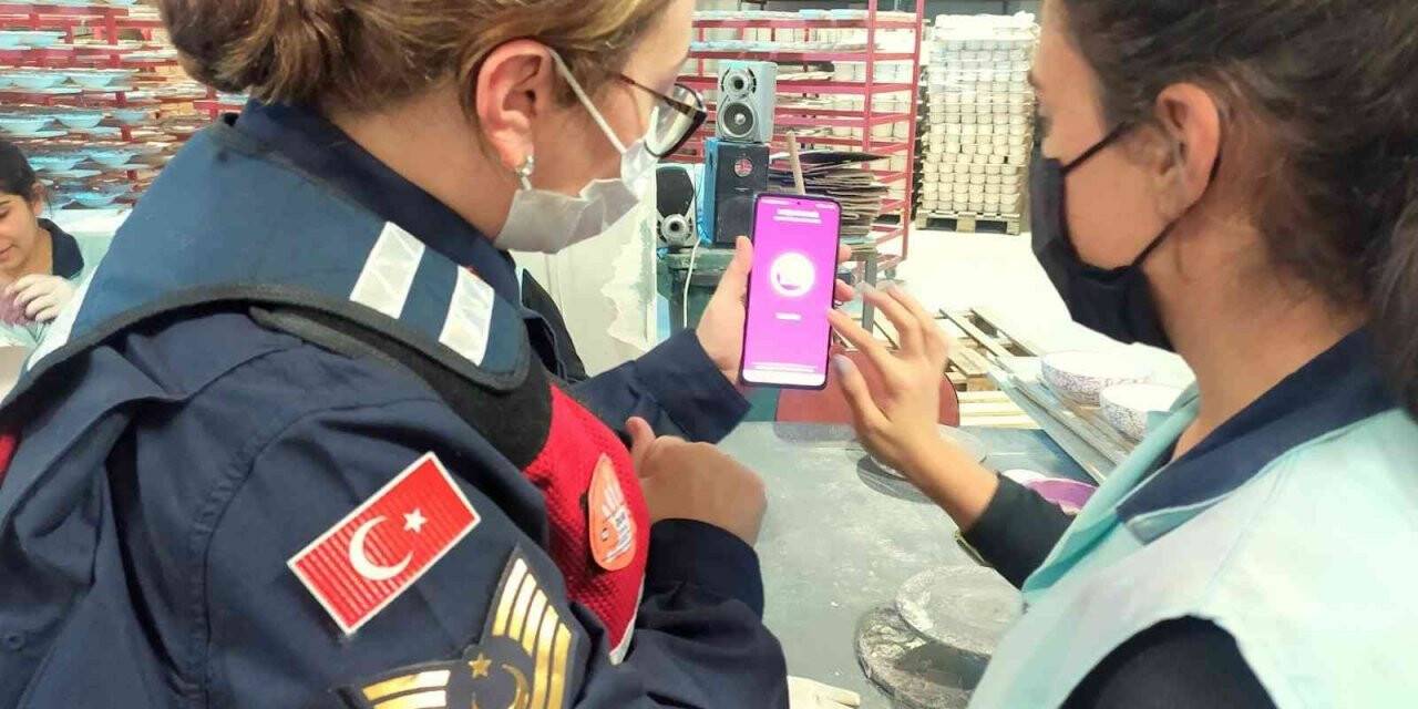 Jandarma ekipleri, fabrikada çalışan kadınlara KADES’i tanıttı