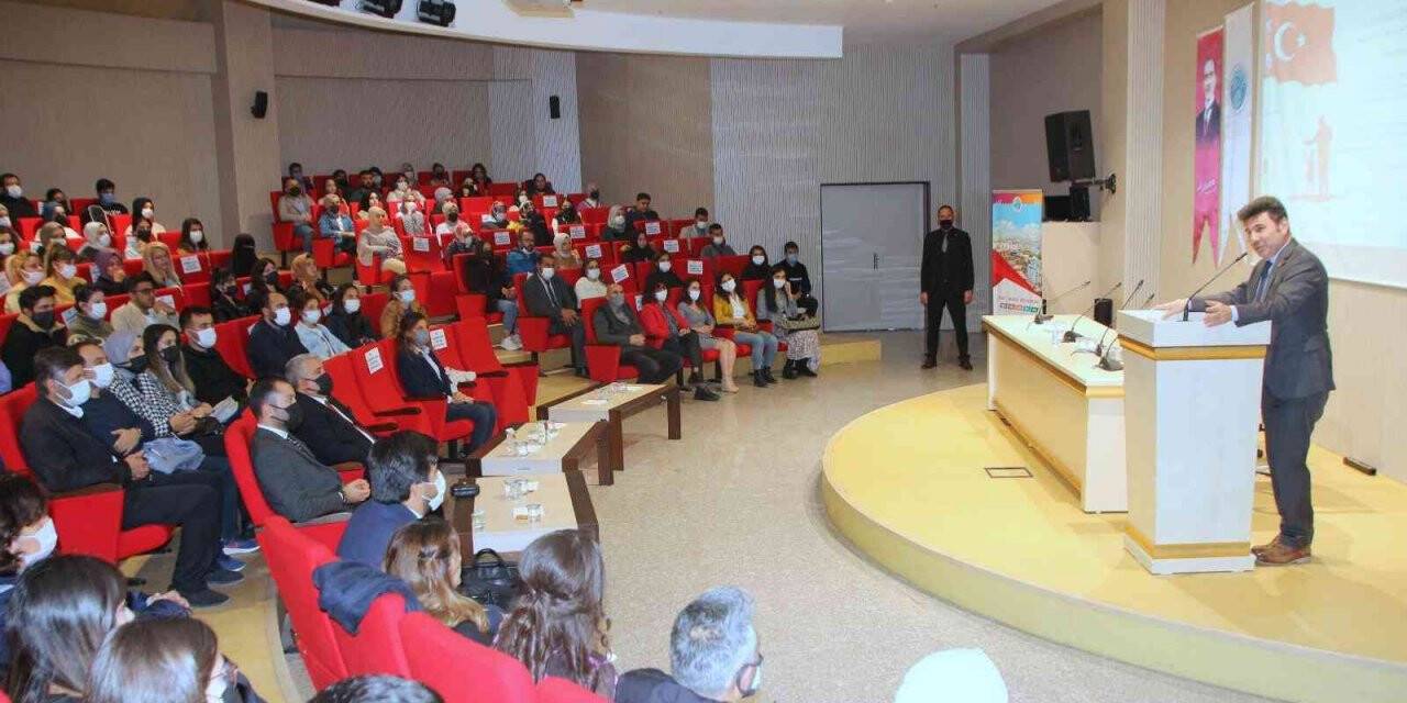 "21. Yüzyılda Öğretmen Olmak" konulu panel düzenlendi
