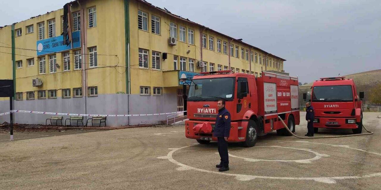 Okul çatısı alev alev yandı, kimsenin olmaması faciayı önledi