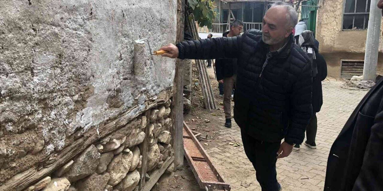 Kaymakam ve belediye başkanı camları boyadı