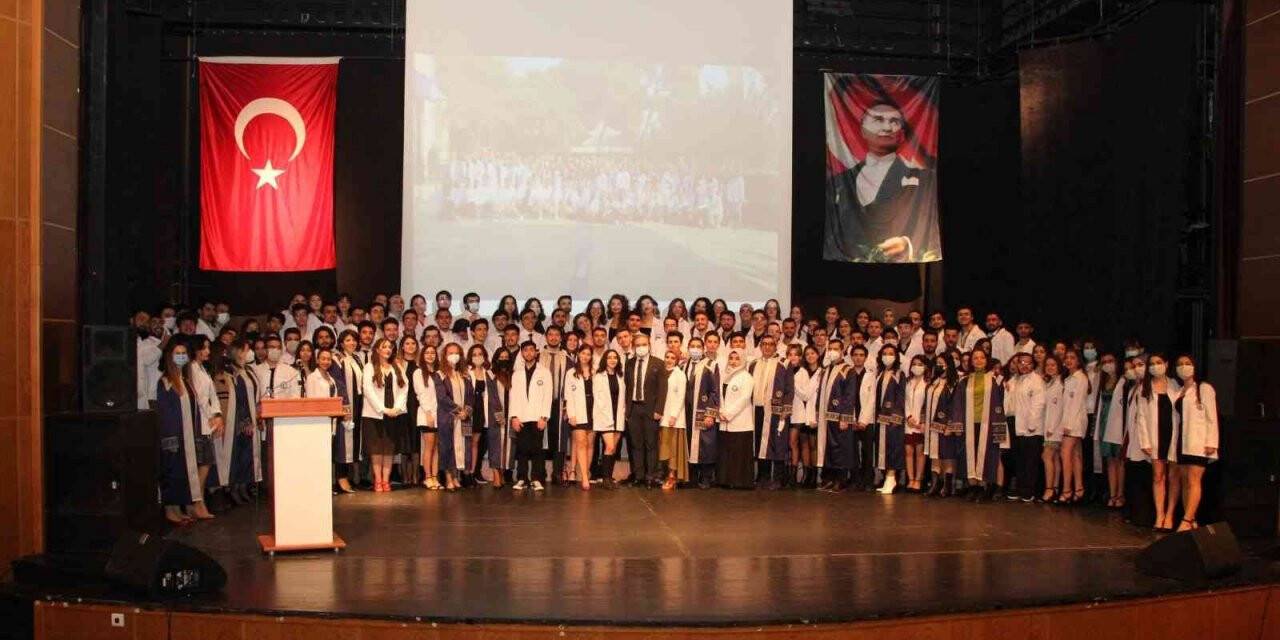 ADÜ Diş Hekimliği Fakültesi’nde Beyaz Önlük Giydirme Töreni gerçekleşti