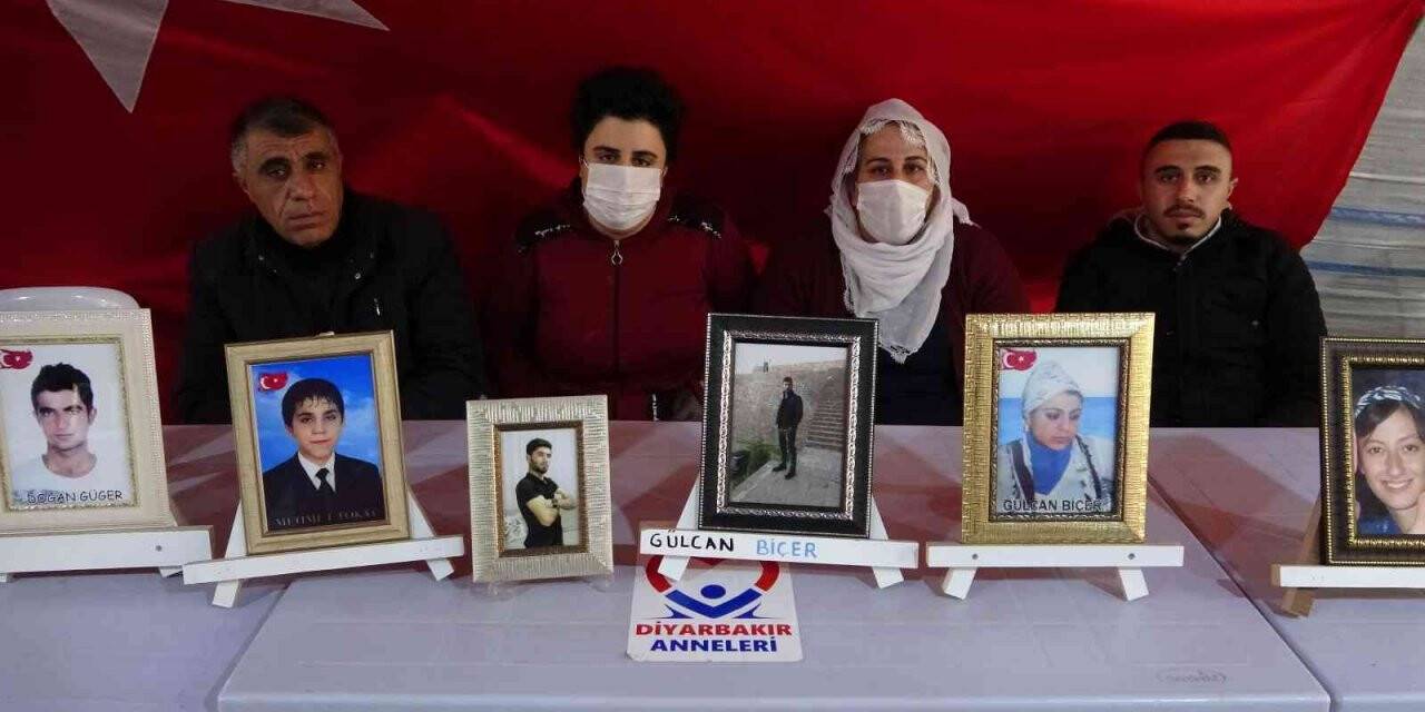 HDP önünde ailece evlatlarının yolunu gözlüyorlar