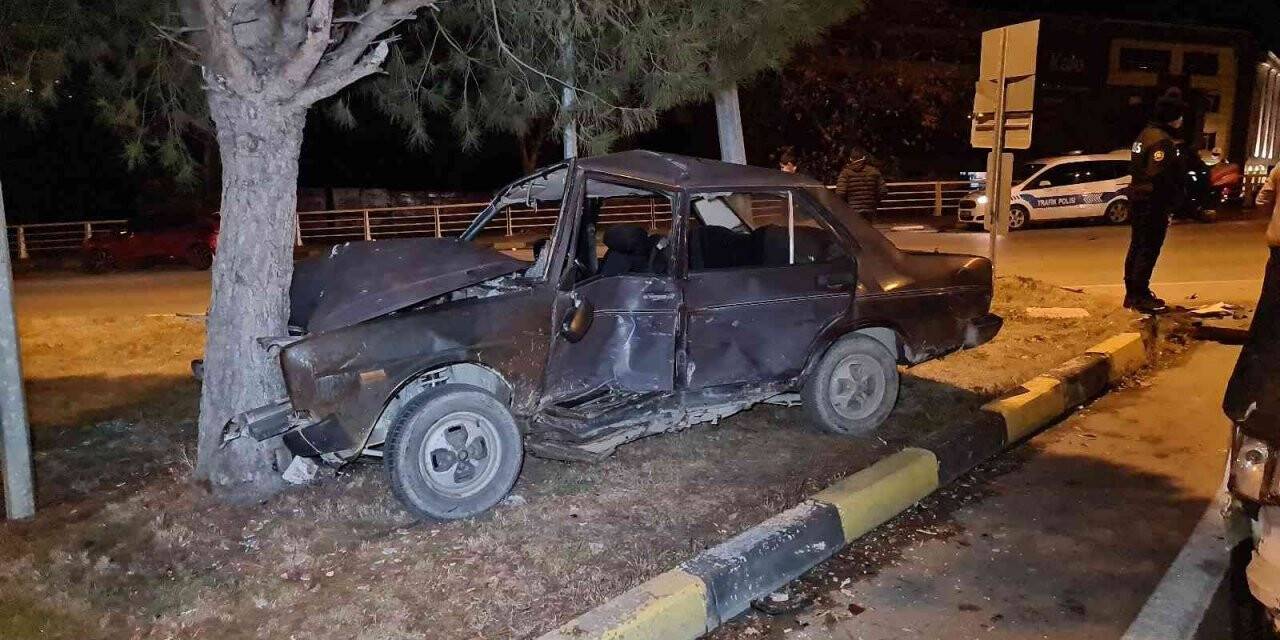 Kamyonet ile çarpıştıktan sonra ağaca çarpan otomobil sürücüsü ağır yaralandı
