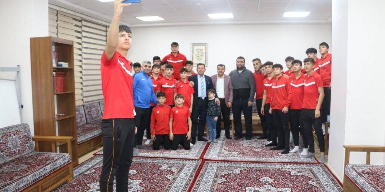 Kabakcı, Güreş sporcuları ile sohbet etti