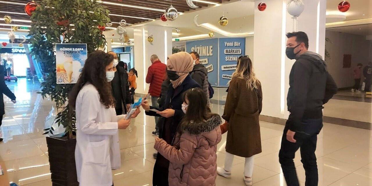 Erzincan’da çocuklara diş macunu ve diş fırçası dağıtıldı
