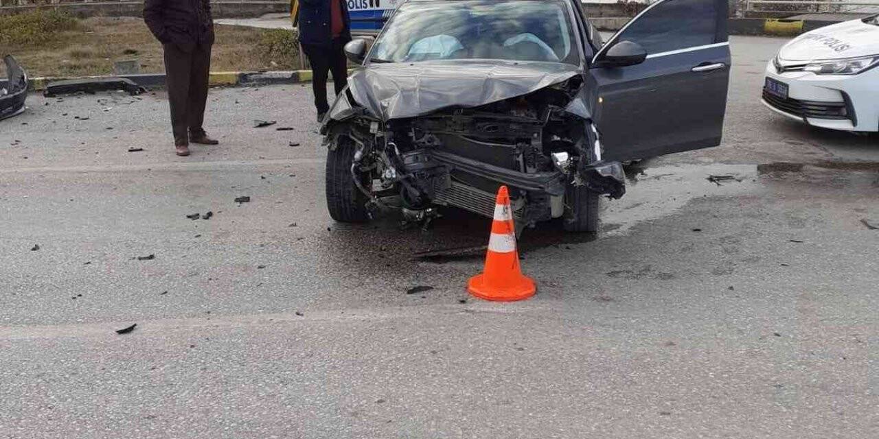 Karabük’te iki otomobil çarpıştı: 3 yaralı