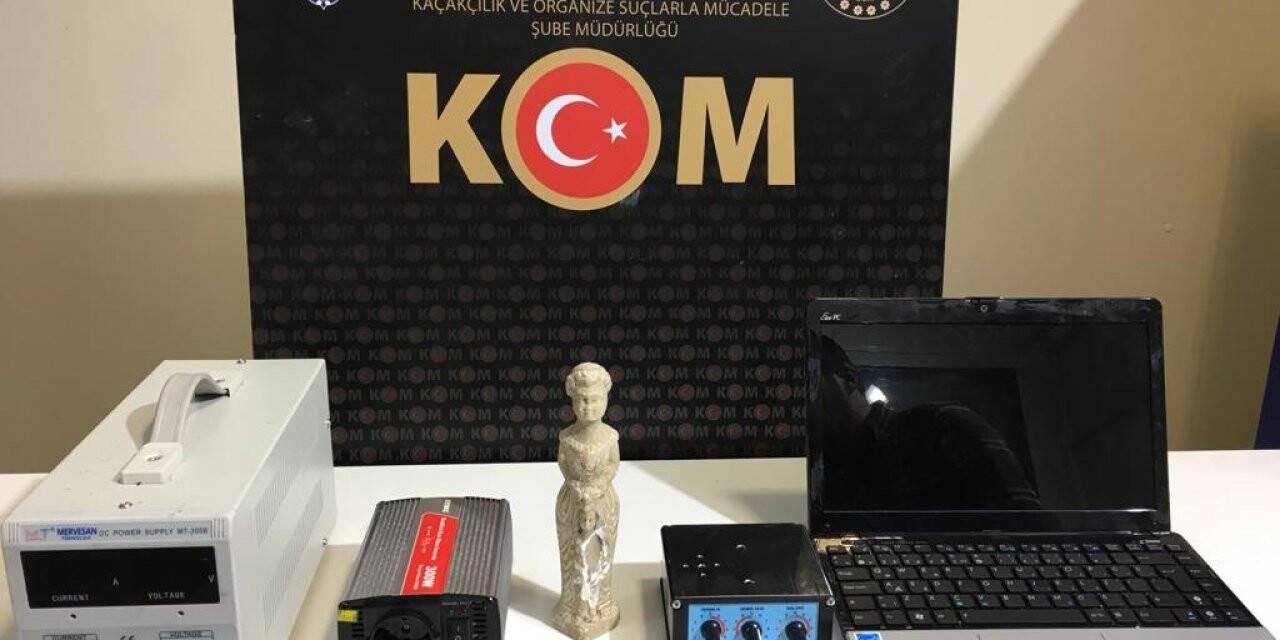 Polisin gözünden kaçmadı, araç motorundan tarih çıktı: Kadın ve çocuk figürlü heykel ele geçirildi