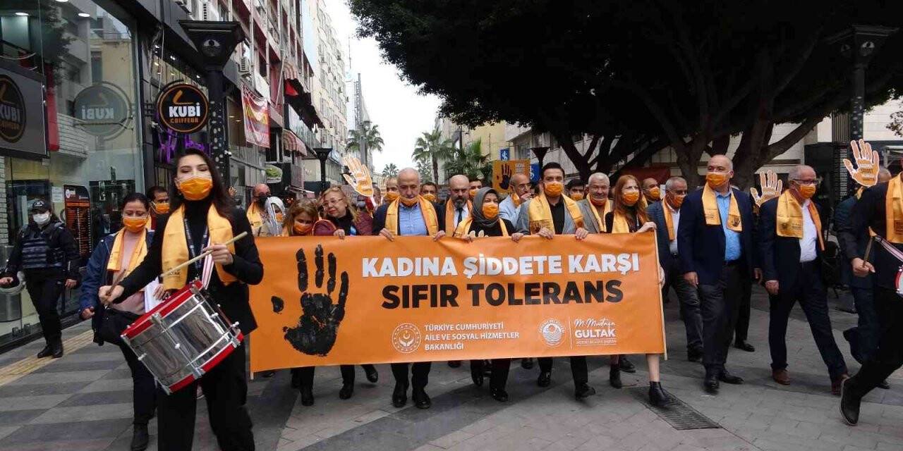 Kadına şiddete karşı düdüklü yürüyüş