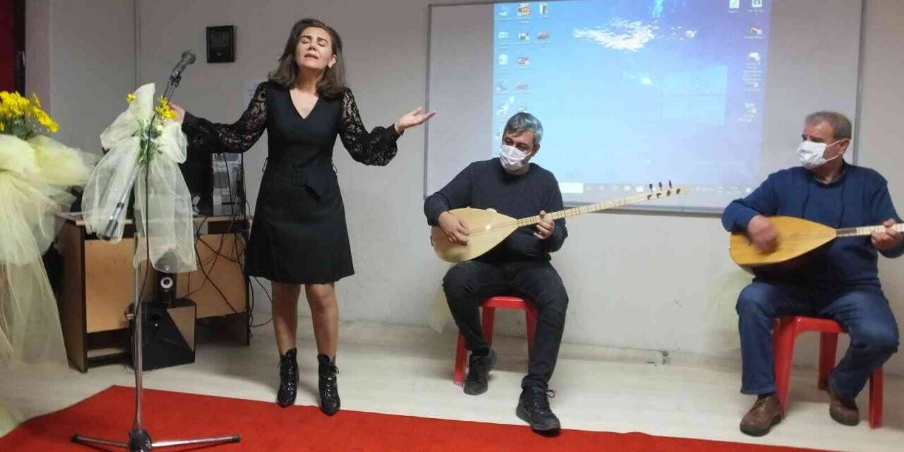 Balıkesir’de türkülü ve defileli Öğretmenler Günü kutlaması