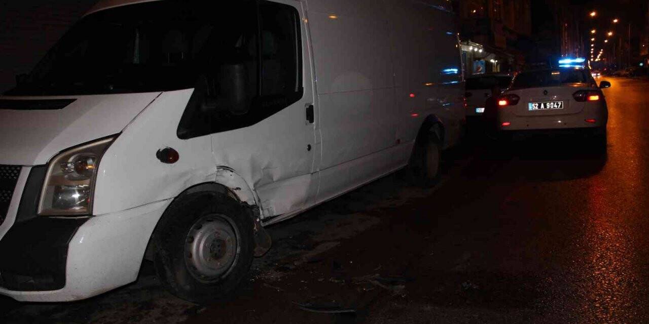 Park halindeki araca çarpıp kaçtılar