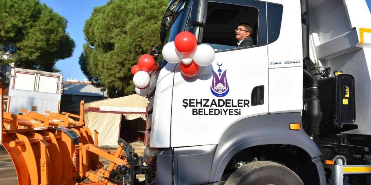 Şehzadeler Belediyesinin yeni araçları törenle tanıtıldı