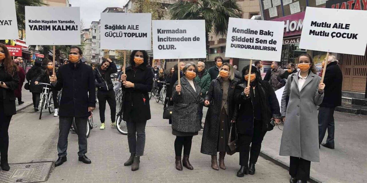 ’Uluslararası Kadına Yönelik Şiddetle Mücadele Günü’ nde yürüyüş yapıldı