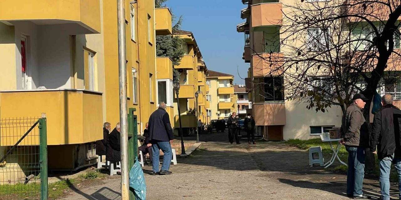 Eve servis getiren kurye, apartman sakinini öldürdü