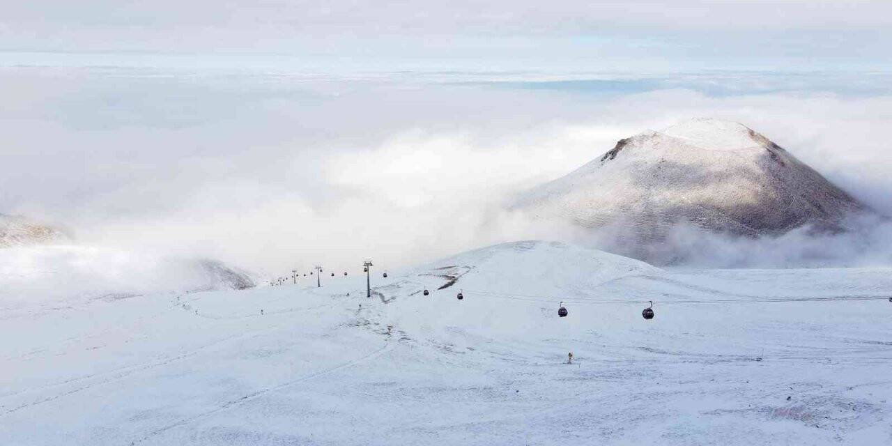 Beyaza bürünen Erciyes’te kar kalınlığı 10 santim oldu