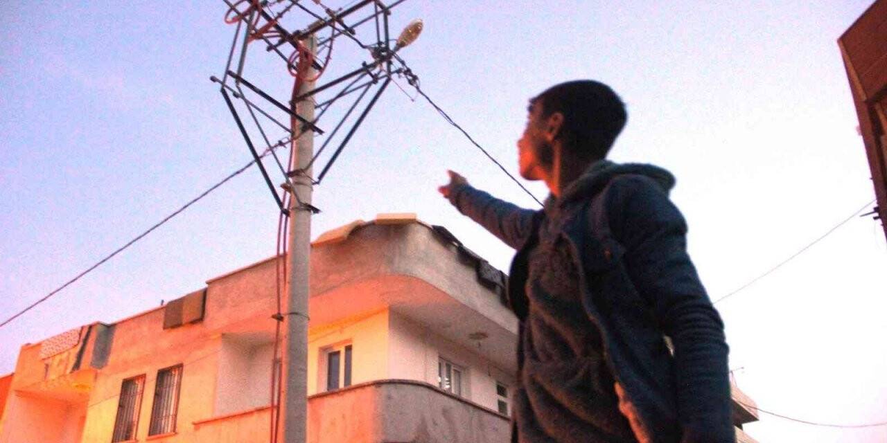 Elektrik direğindeki patlamaları spiker gibi aktaran genç, o anları anlattı