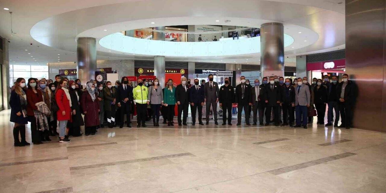 Polisler kadınlara KADES’i tanıttı