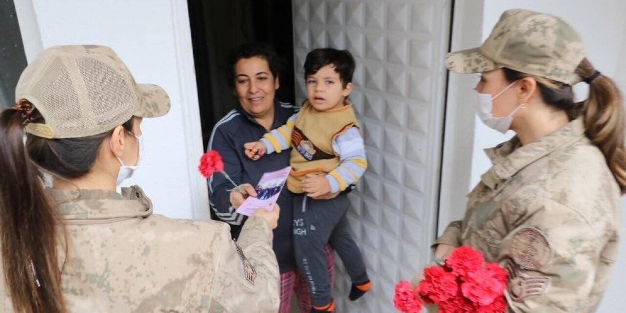 Tunceli’de jandarma ekipleri, kadınlara karanfil dağıtıp KADES’i anlattı
