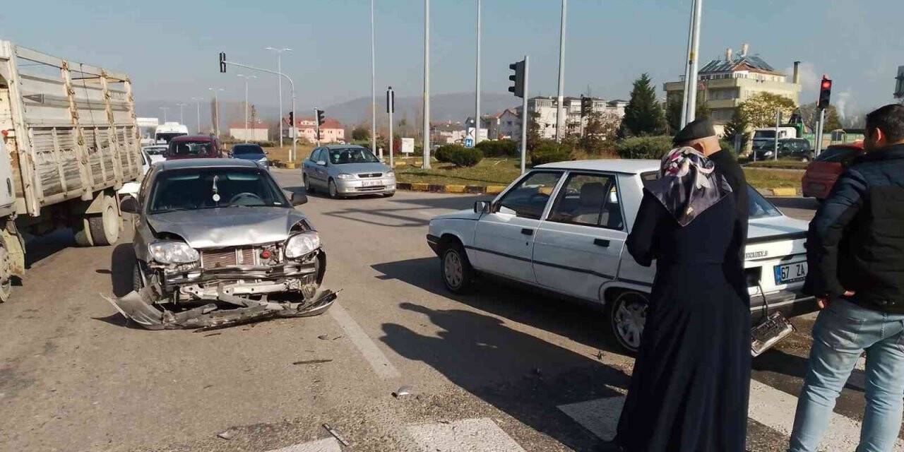 İki araç kavşakta çarpıştı
