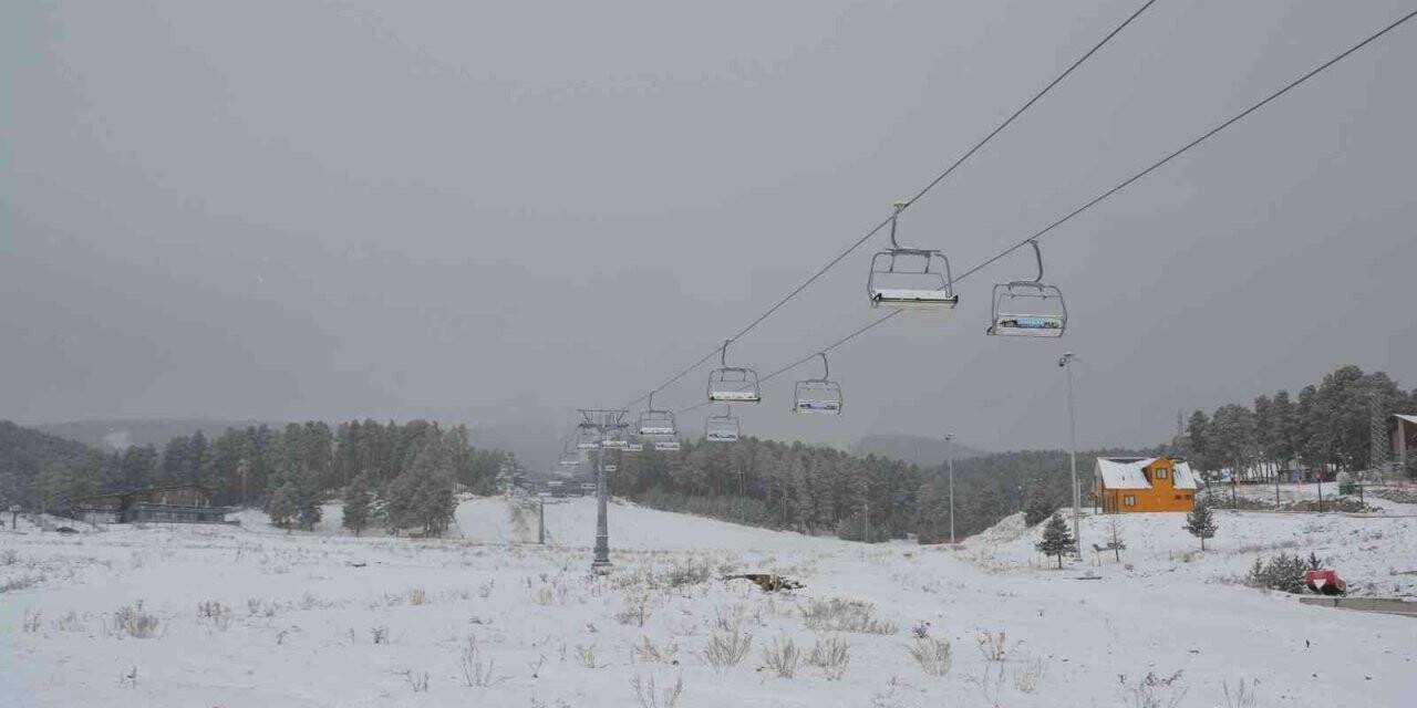 Sarıkamış Kayak Merkezi beyaza büründü