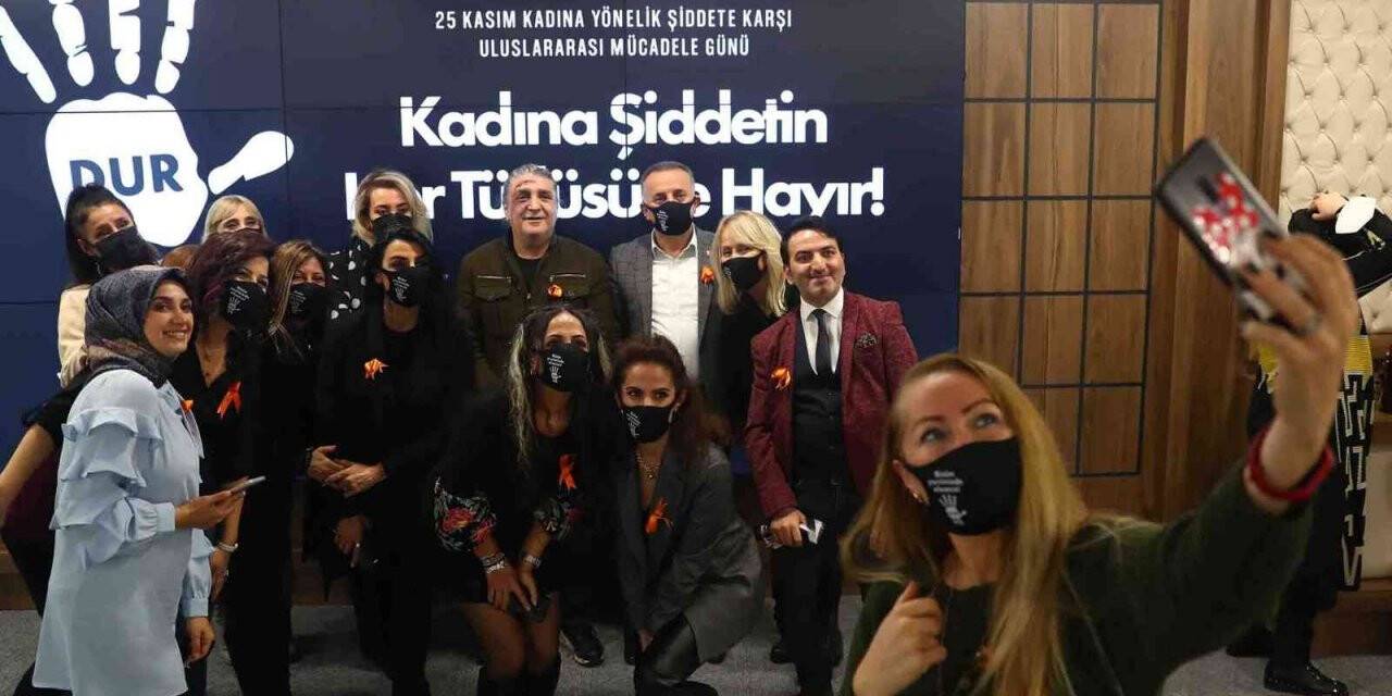 Kadın radyocular kadına şiddeti makyajla anlattılar