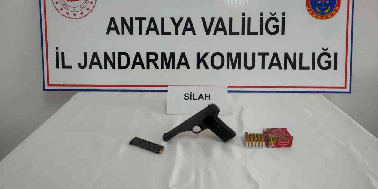 Şüphe üzerine durdurulan adamın üzerinde ruhsatsız tabanca bulundu