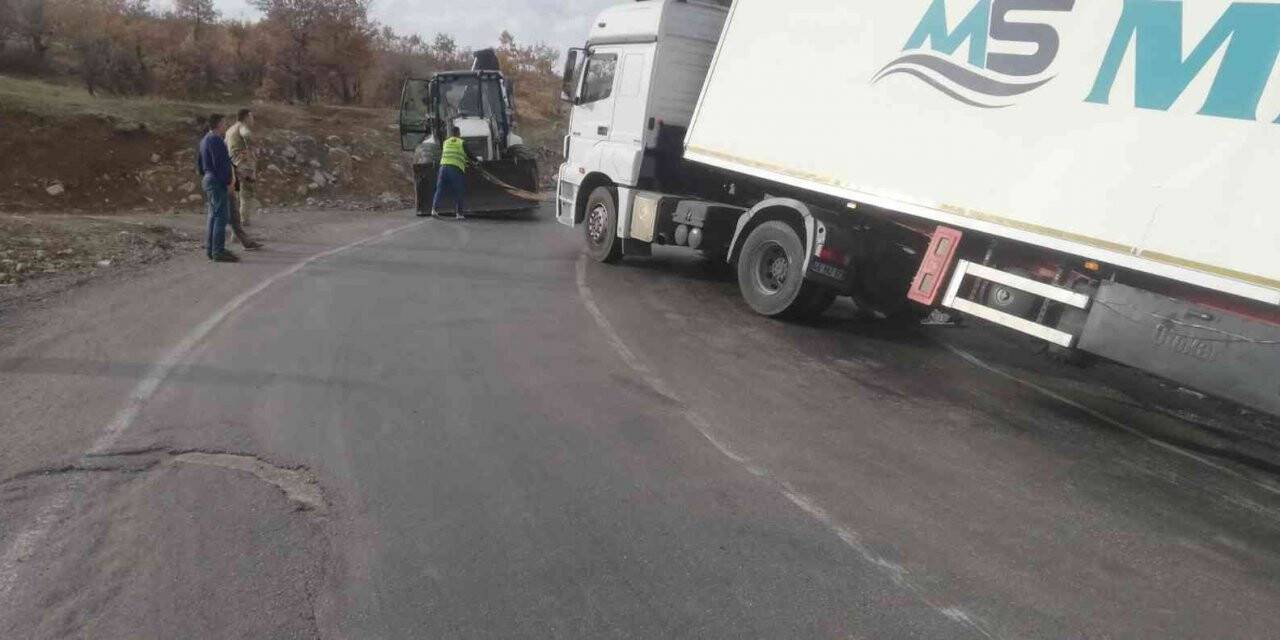 Şenoba belediyesi kaza yapan araçların yardımına koşmaya devam ediyor