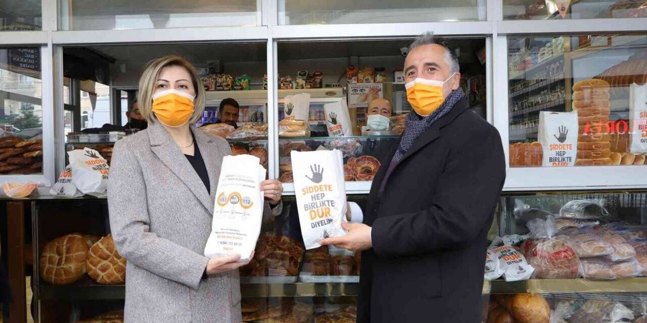 Nevşehir’de ekmekler müşterilere kadına şiddet farkındalığıyla sunuldu