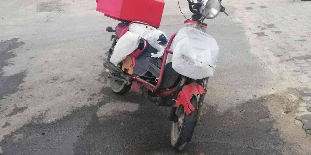 Paket servis motosikletiyle otomobil çarpıştı: 1 yaralı