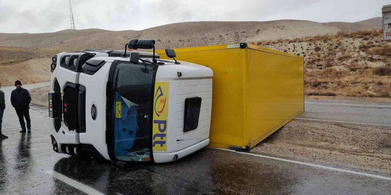 PTT kargoya ait kamyon devrildi: 1 yaralı