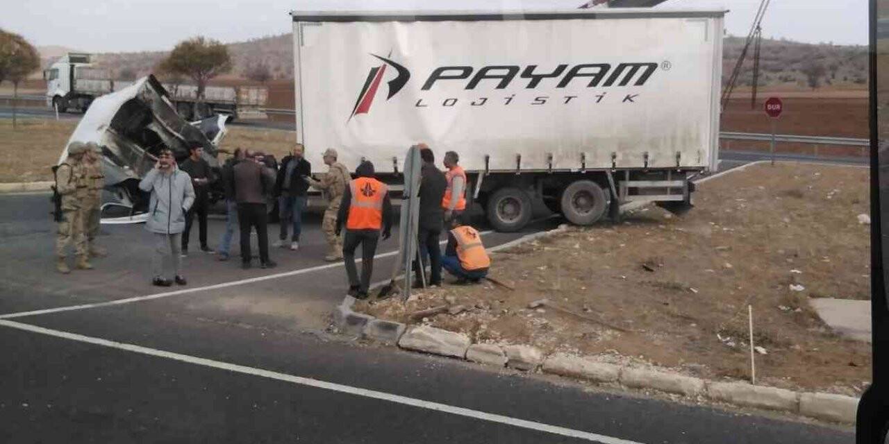 İki kamyon çarpıştı: 1 ölü, 1 yaralı