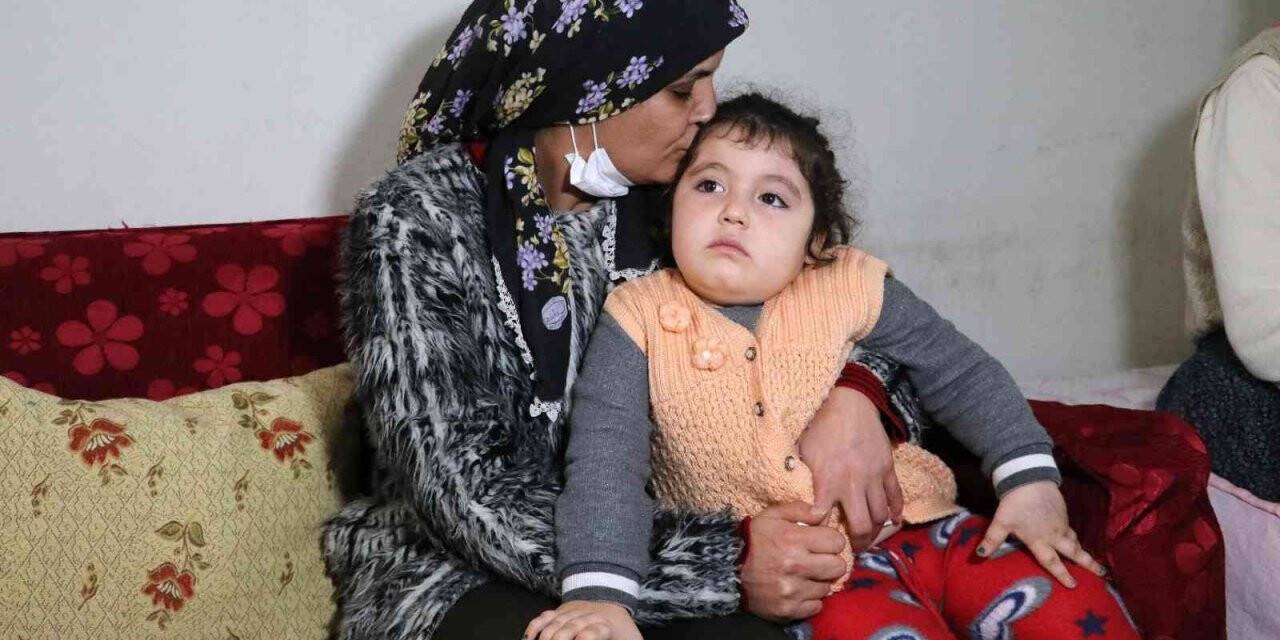 Cinayete kurban giden kızının saçıyla avunuyor