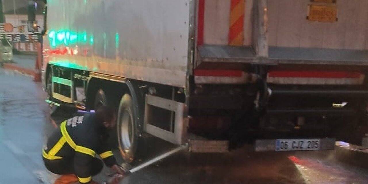 Alev alan kamyonu yanmaktan itfaiye kurtardı
