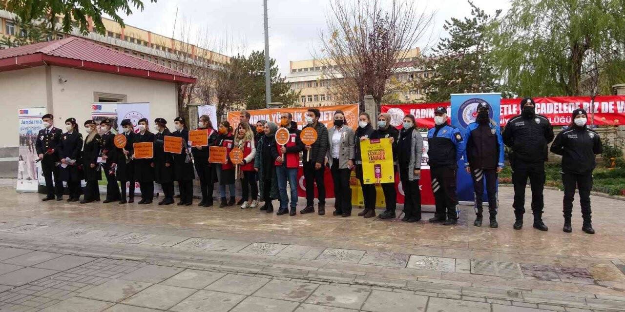 Muş’ta güvenlik güçleri kadınlara KADES’i tanıttı