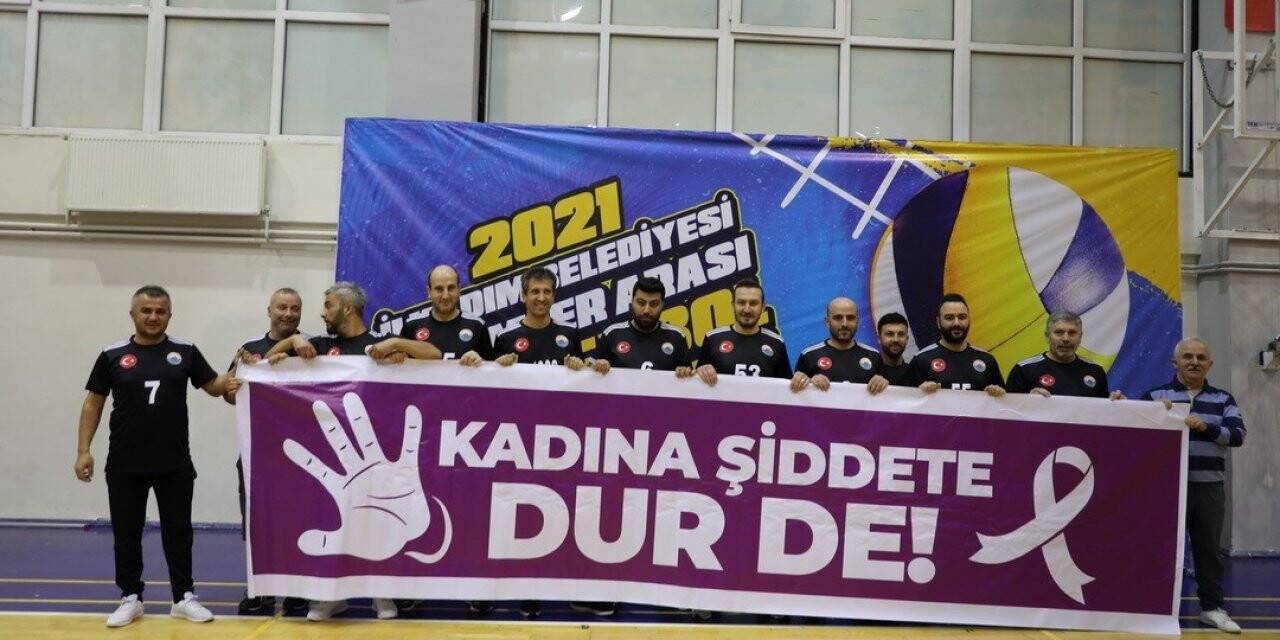 İlkadım’dan kadına şiddete pankartlı tepki