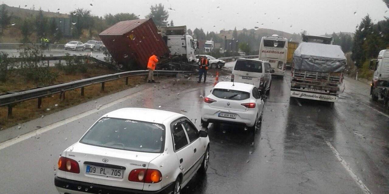 Yağmurla kayganlaşan yolda tır otomobile çarptı
