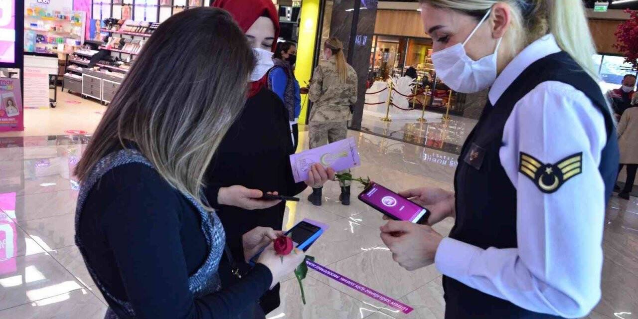 Jandarma kadınları bilgilendirdi
