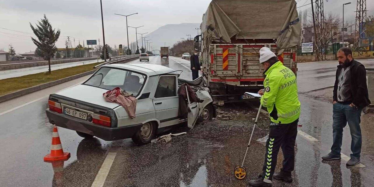 Otomobilin kamyona çarpma anı kameraya yansıdı