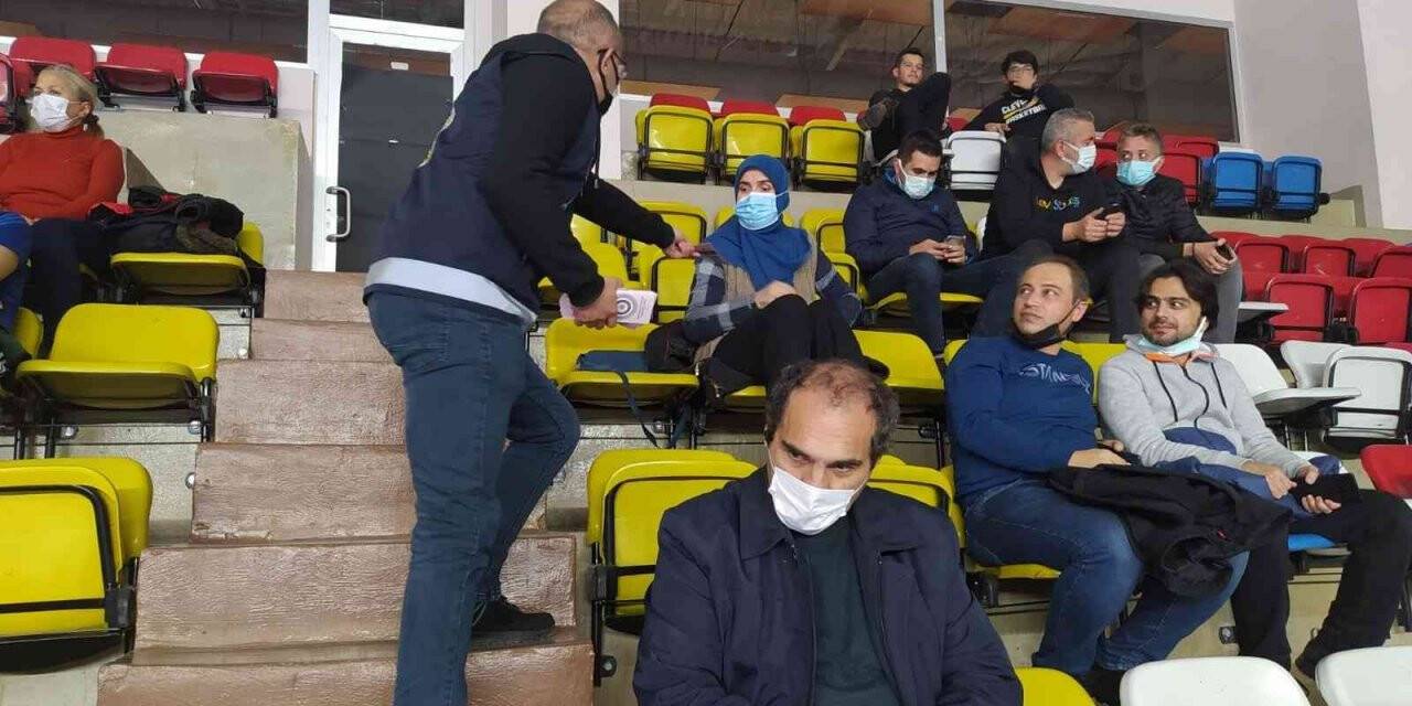 Voleybol maçını izlemeye gelen kadınlara KADES anlatıldı