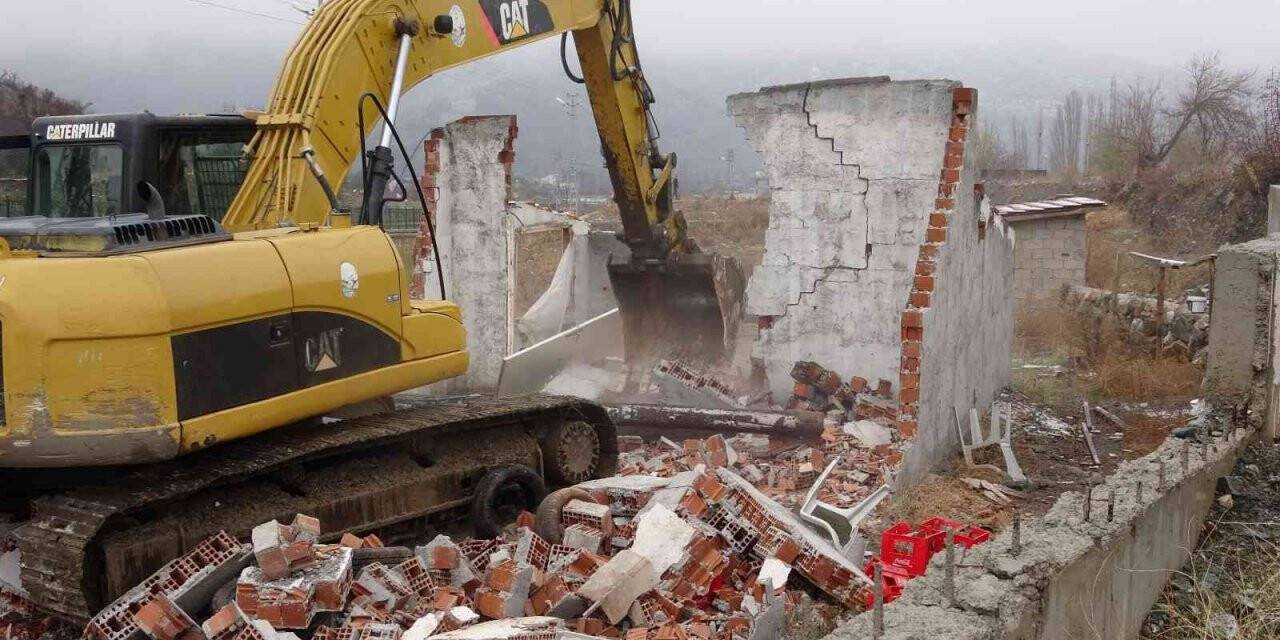 Tokat’ta kaçak 33 yapı yıkılıyor